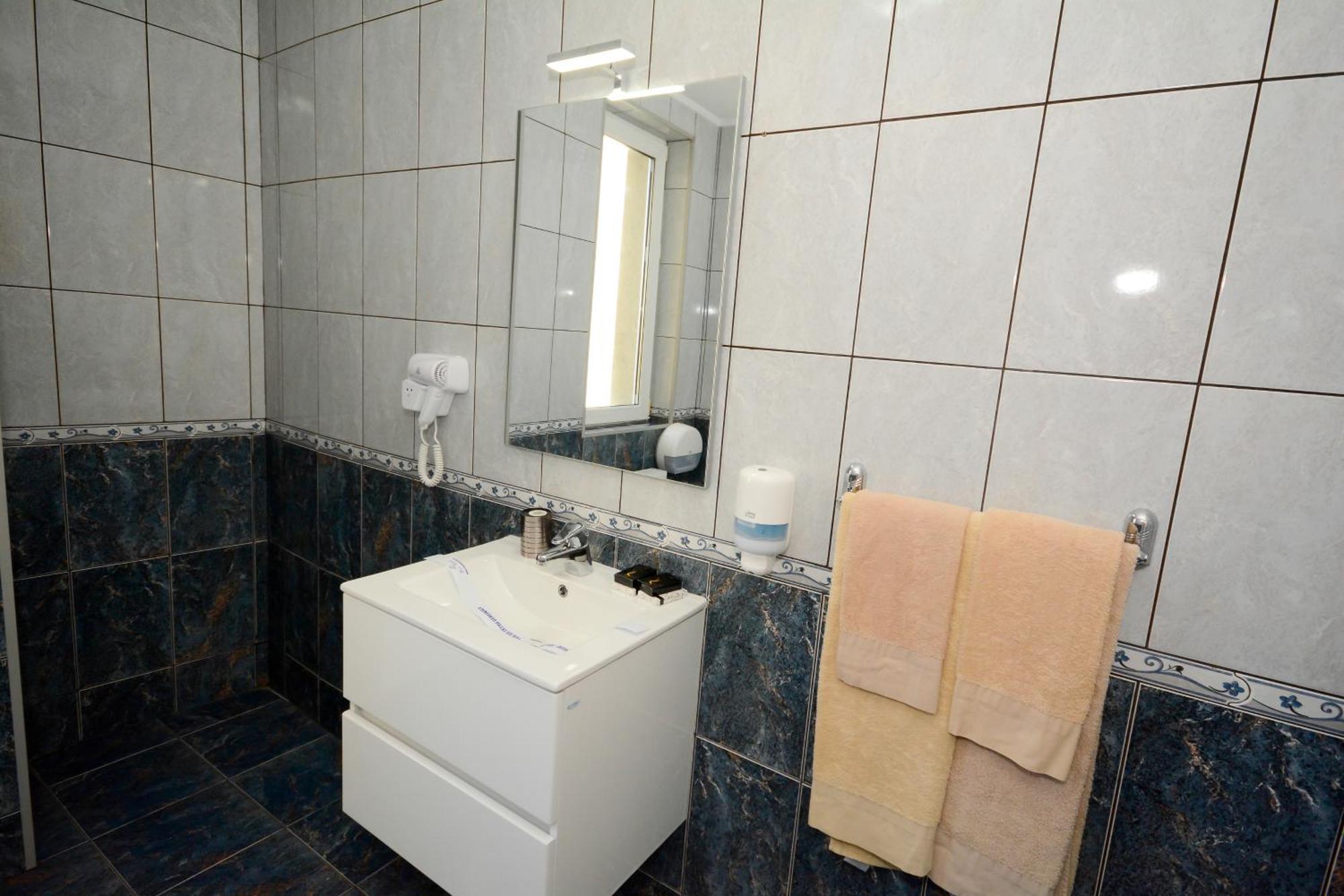 Hotel Andre'S كرايوفا المظهر الخارجي الصورة